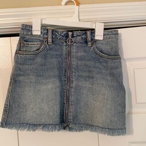 Mini jean skirt with fringe and a silver zip.